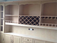 衣柜要定制的比較好還是現(xiàn)場(chǎng)做比較好？